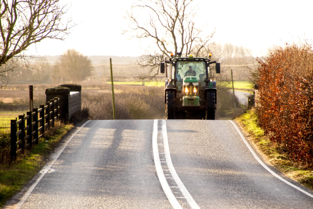 1 injured in collision between tractor and car in Lyoth.