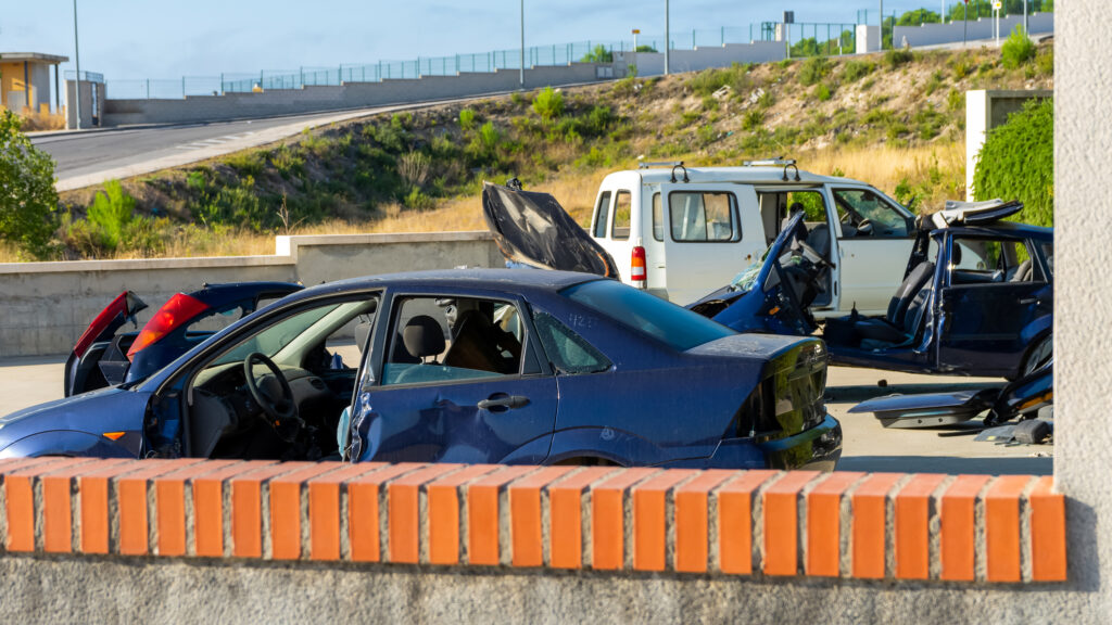 3 killed and 1 injured in Bakersfield crash on Elmo Highway.